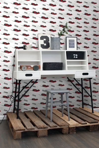 Schreibtisch mit Regalen, Hocker und einer mit Rennwagenmuster tapezierten Wand