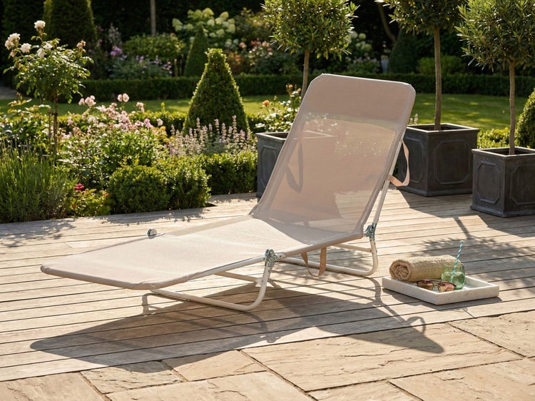 Garten Szene mit Liegestuhl, Handtuch, Getränk und Garten Pflanzen