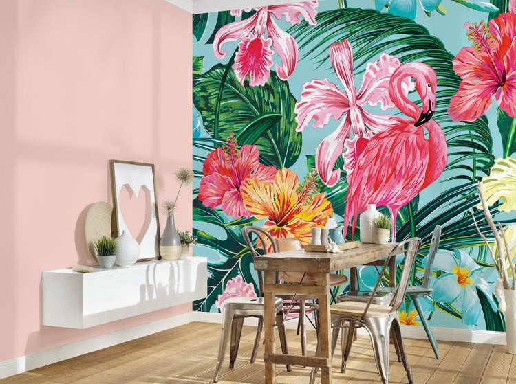 Fototapete mit Flamingo und tropischen Blüten in einem Esszimmer mit rustikalem Holztisch.