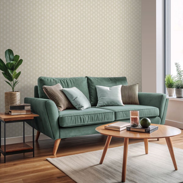 Wohnzimmer mit grüner Couch, Couchtisch, Beistelltisch und gemusterter Tapete