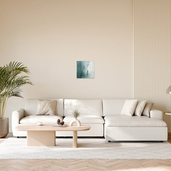 Wohnzimmer mit abstraktem Wandbild, Sofa und Couchtisch