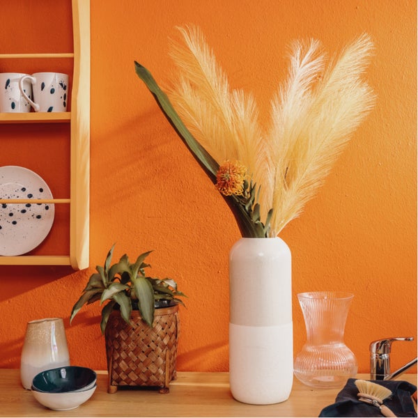 MissPompadour abwaschbare Wandfarbe 1L Orange mit Goldfisch - hohe Deckkraft und Ergiebigkeit - matte, scheuerbeständige Innenfarbe - geruchsarm, wasserbasiert, atmungsaktiv - Die Nützliche