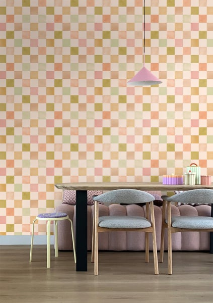 Esszimmer mit Tisch, Stühlen, Hocker und karierter Tapete