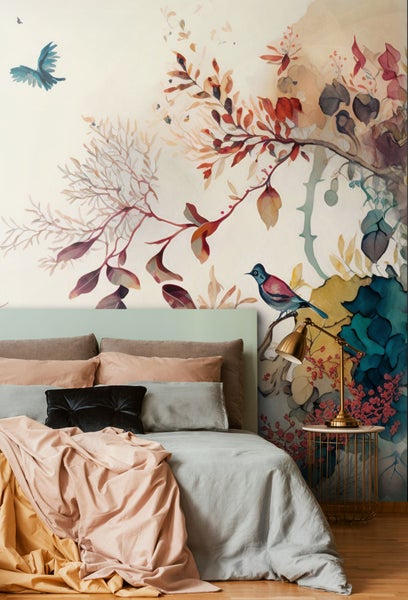 Schlafzimmer mit Wandbild eines Baums und eines Vogels