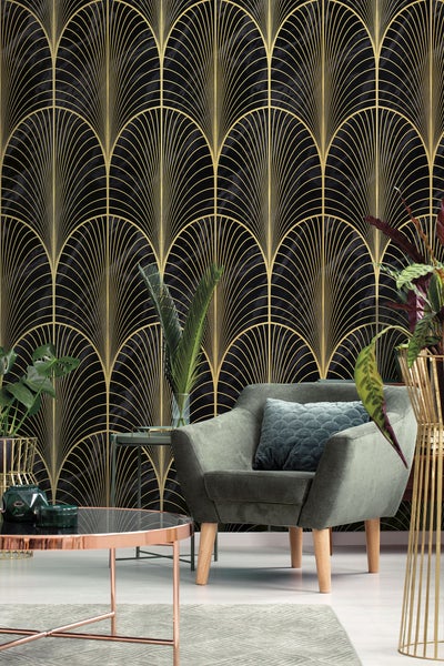 Wohnzimmer mit Tapete im Art-Déco-Stil, Sessel und Pflanzen
