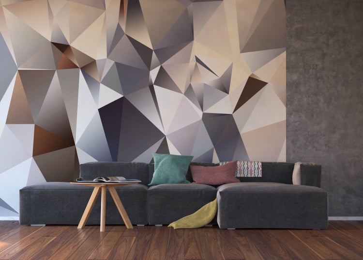 Wohnzimmer mit Sofa, Couchtisch und geometrischer Tapete für ein modernes Ambiente