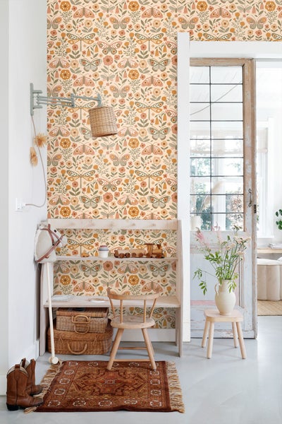 Dekoratives Zimmer mit gemusterter Tapete mit Motiven aus Schmetterlingen und Blumen
