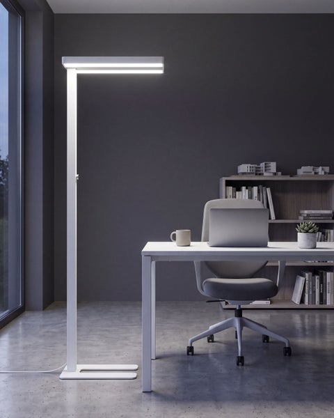 Moderne LED Stehleuchte in einem stilvollen Home Office mit Schreibtisch, Bürostuhl und Bücherregal.