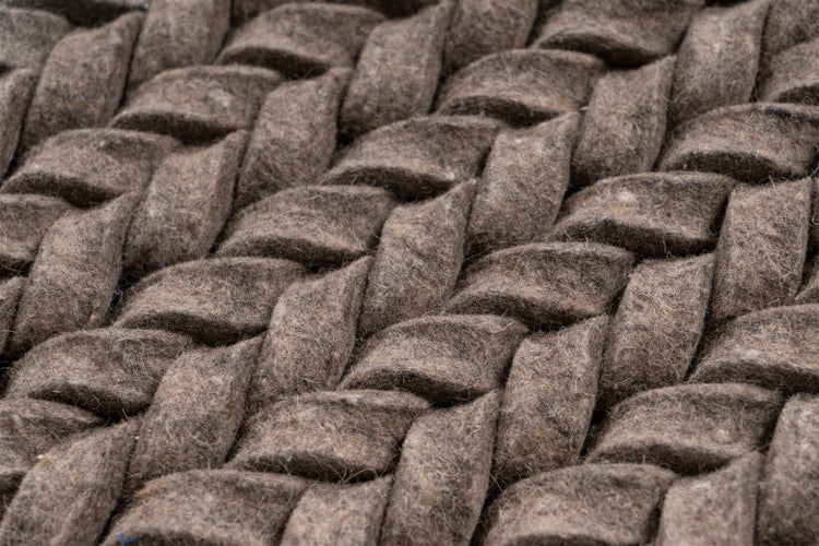 Nahaufnahme einer geflochtenen Struktur aus dicken Filzstreifen.