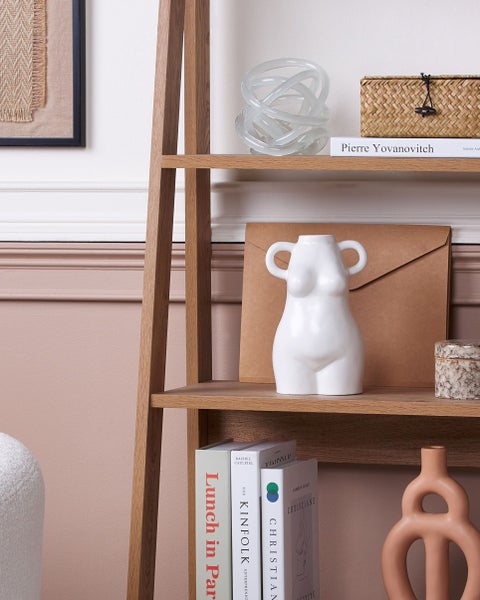 Dekorative weiße Vase mit Henkeln