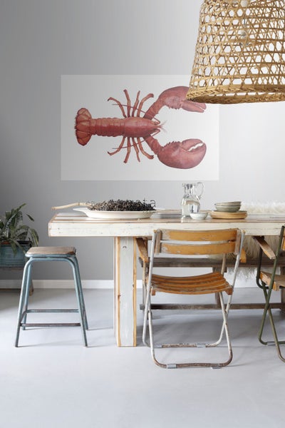 Esszimmer mit Holztisch, Stühlen und Hummerbild