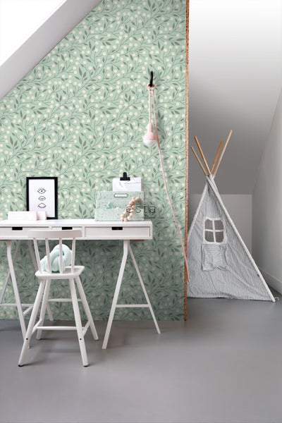 Helles Zimmer mit Schreibtisch, Stuhl, Tipi und botanischer Tapete für Kinder