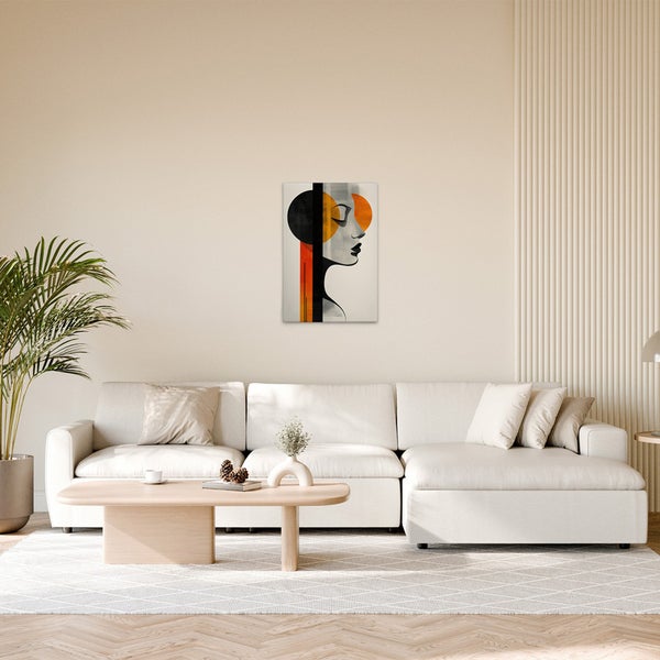 Gemälde einer Frau im modernen Stil über einem weißen Sofa im Wohnzimmer