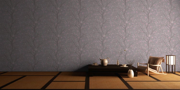 Heller Raum mit einer Wandtapete mit Blütenmuster, einem niedrigen Tisch und einem Stuhl
