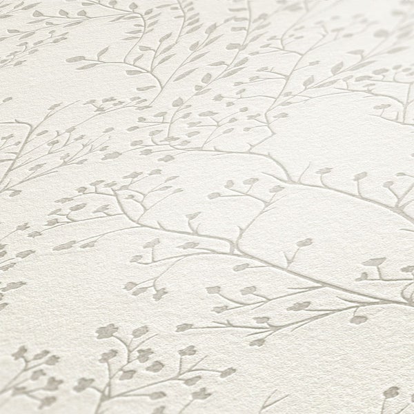 Handwerker beim Schleifen von Metall mit einem Winkelschleifer, Funken fliegen