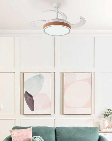 Raumbild mit Deckenventilator mit Beleuchtung, abstrakten Wandbildern und Sofa