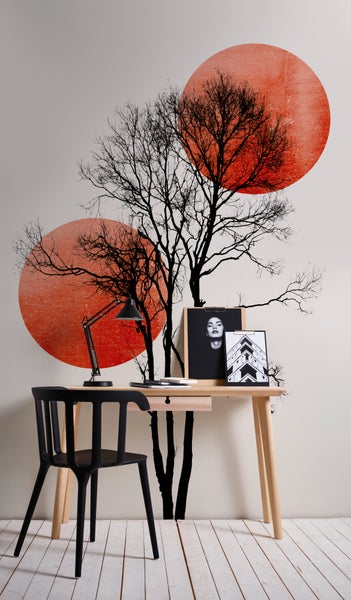 Fototapete mit schwarzer Baumsilhouette und roten Kreisen in einem modernen Arbeitszimmer mit Holzschreibtisch und schwarzem Stuhl.