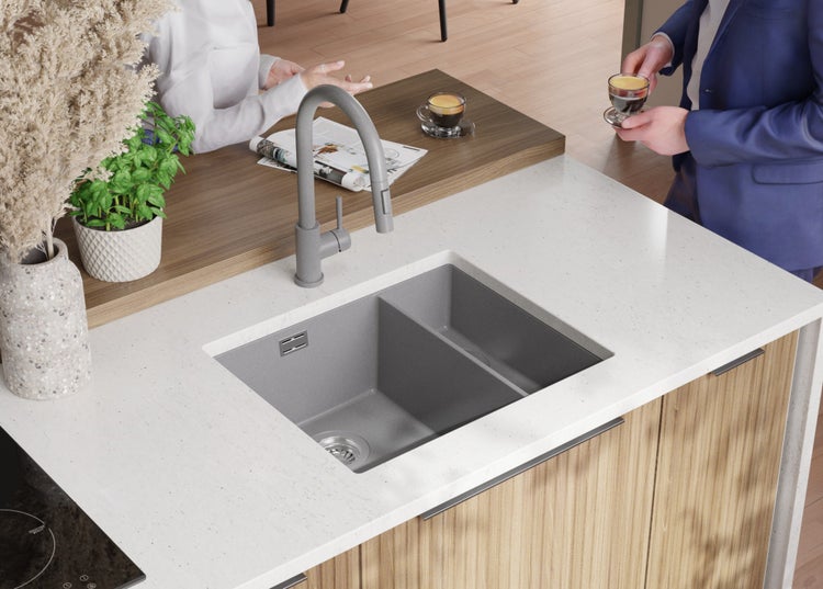 Küchenszene mit Spüle, Armatur und Arbeitsplatte