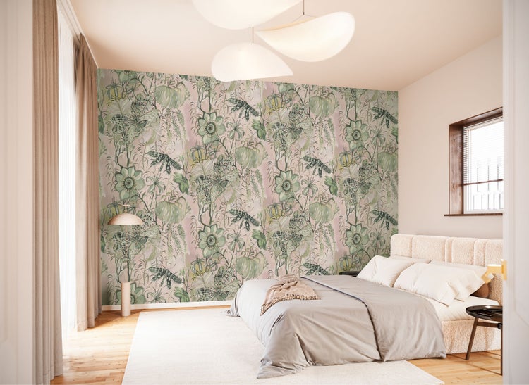 Schlafzimmer mit gemusterter Tapete, Bett und Fenstern