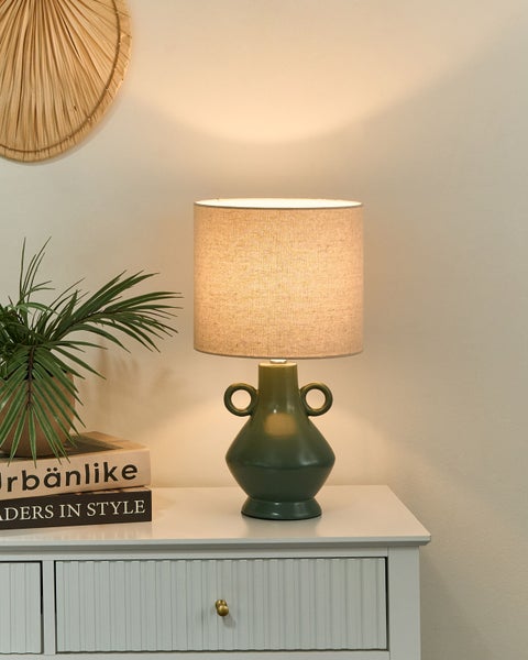 Dekorative Tischlampe mit Stoffschirm auf einem Nachttisch