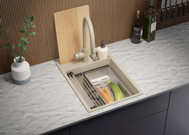 Küchenszene mit Spüle, Armatur, Schneidebrett und Gemüse