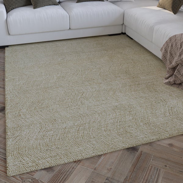 Strukturierter Teppich mit Wellenmuster im Wohnzimmer auf Holzfußboden vor einem weißen Sofa.