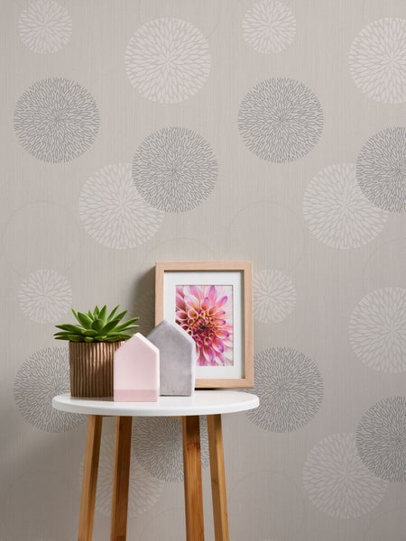 Tapetenrolle mit floralem Muster