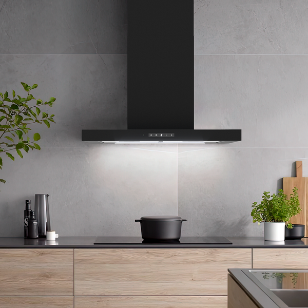 Schwarze Dunstabzugshaube über einem Kochfeld in einer modernen Küche.