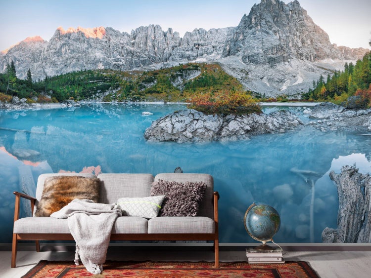Wohnzimmer mit Fototapete mit Bergsee-Motiv
