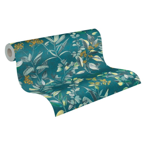 Dekoratives Wohnzimmer mit floral gemusterter Tapete, Sessel und Beistelltischen.