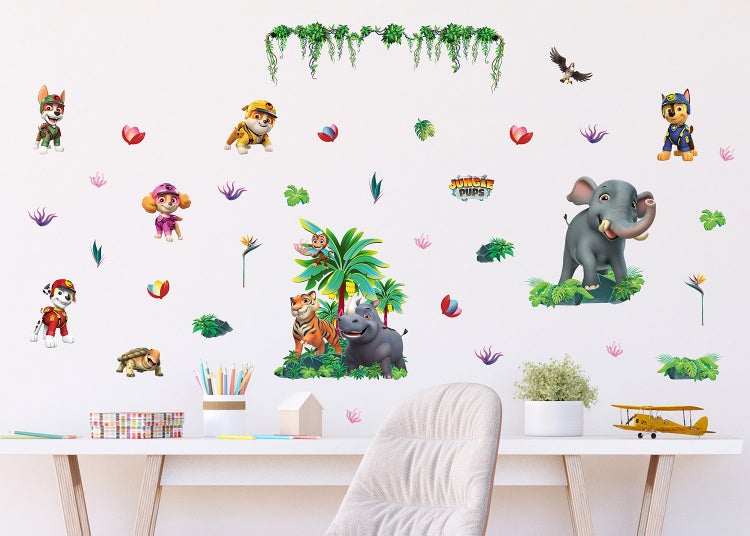 Wandtattoo Set Paw Patrol Jungle Pups mit Hunden, Dschungeltieren und Pflanzen an einer Kinderzimmerwand über einem Schreibtisch.