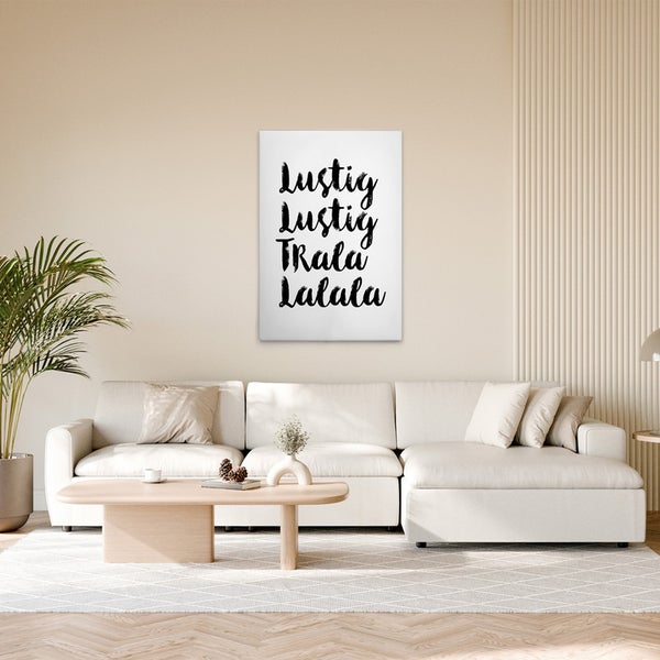 Dekoratives Wandbild mit dem Aufdruck Lustig Tralala im Wohnzimmer