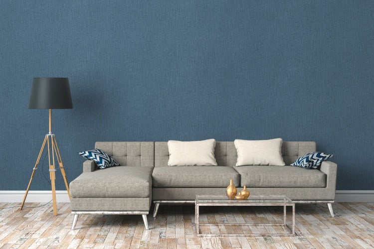 Wohnzimmer mit Sofa, Stehlampe und blauer Wandtapete