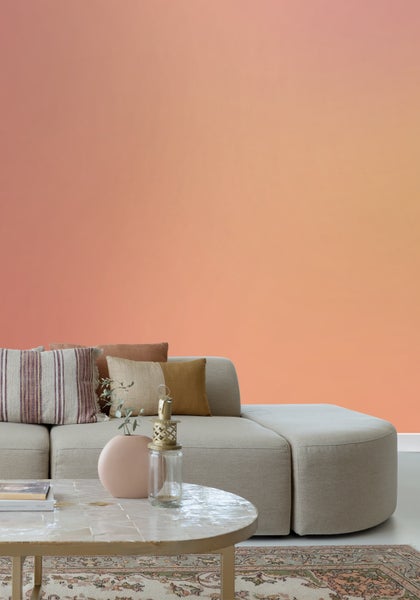 Wohnzimmer mit Sofa, Kissen, Couchtisch und Dekoration