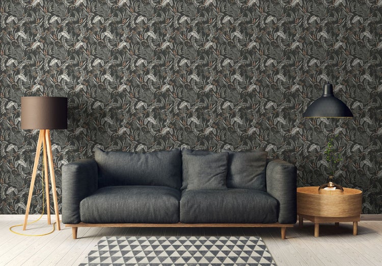 Wohnzimmer mit Sofa, Stehlampe und gemusterter Tapete