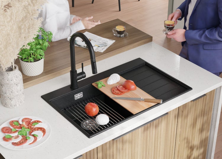 Küchenspüle mit Armatur, Schneidebrett und Zutaten für Caprese