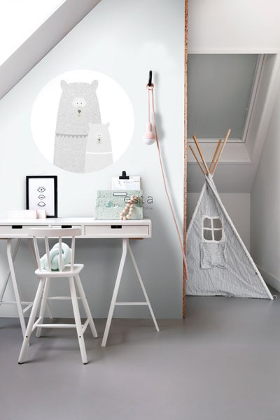 Kinderzimmer mit Schreibtisch, Stuhl, Spielzelt und Wandtattoo mit Bärenmotiv