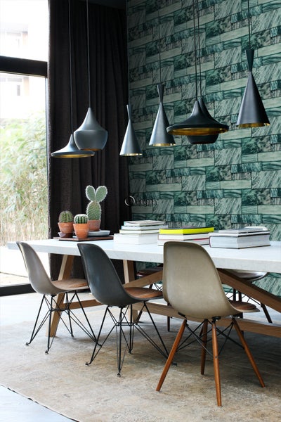 Helles Esszimmer mit Esstisch, Stühlen und Pendelleuchten