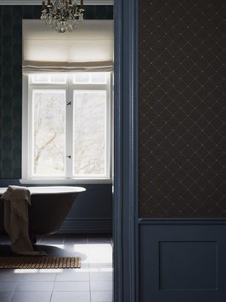 Badezimmer mit freistehender Badewanne, Fenster mit Rollo und gemusterter Tapete