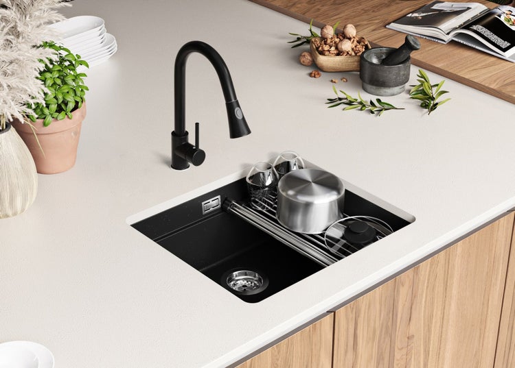 Küchenszene mit Spüle, Armatur und Geschirr