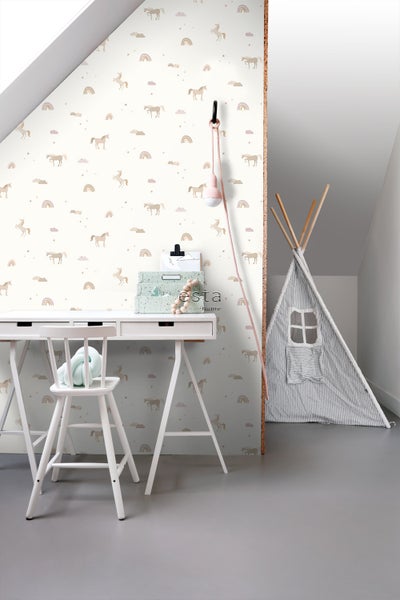 Kinderzimmer mit Schreibtisch, Stuhl, Spielzelt und Tapete mit Einhorn-Motiv