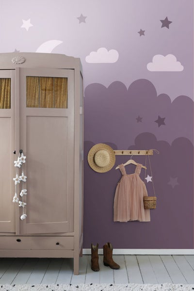 Zimmer mit Kleiderschrank, Wandtapete mit Mond-, Wolken- und Sternmotiven, Hut, Kleid, Tasche und Stiefeln.