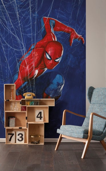 Raum mit Spiderman-Fototapete, Holzregal und Sessel