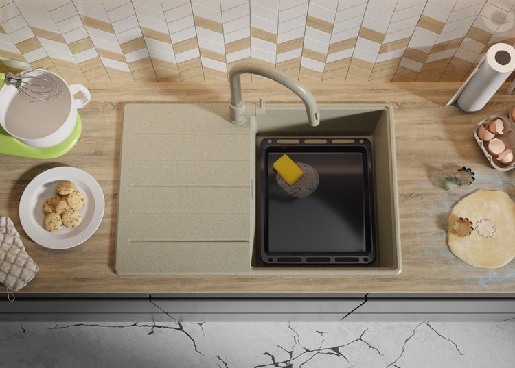 Küchenspüle mit Backblech, Spülmittel und Küchenutensilien auf einer Küchentheke