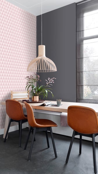 Esszimmer mit Holztisch, Stühlen, Pendelleuchte und gemusterter Tapete