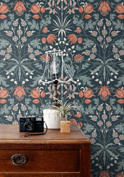 ESTAhome Tapete Blumenmuster im Jugendstil Dunkelblau und Terrakotta - 50 x 900 cm - 131182