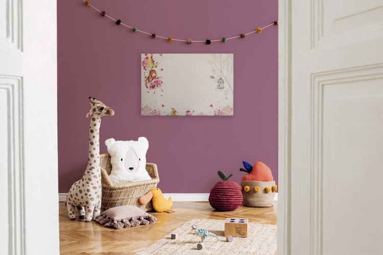 Wandbild mit einer Illustration von einem Mädchen in einem Kinderzimmer mit Plüschtieren und Flechtkorb vor einer Wand.