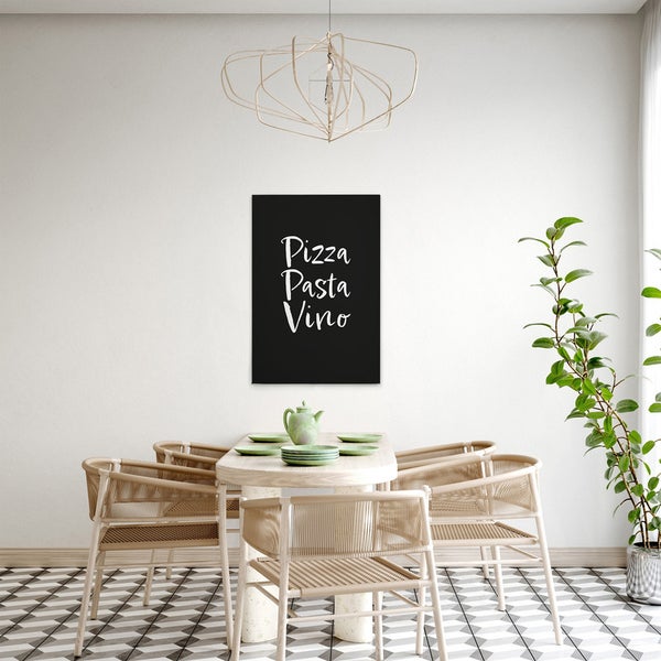 Esszimmer mit Esstisch, Stühlen und einem Bild mit der Aufschrift Pizza Pasta Vino