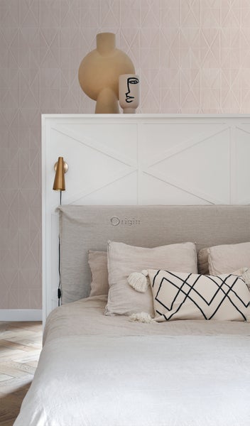 Schlafzimmer mit Bett, Kissen und dekorativen Vasen