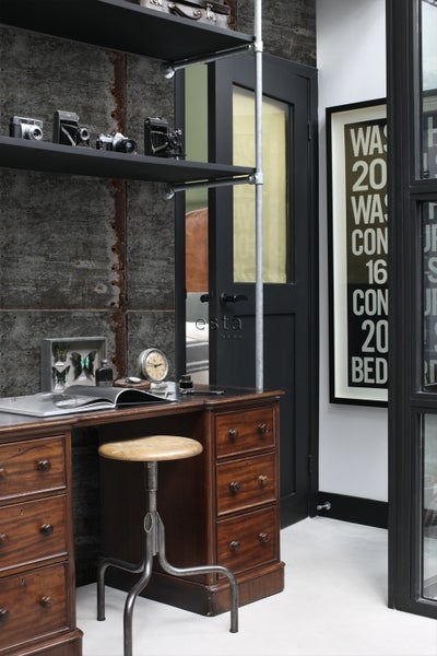 Büro mit Schreibtisch, Stuhl, Regalen und dekorativen Vintage-Elementen für eine stilvolle Arbeitsumgebung